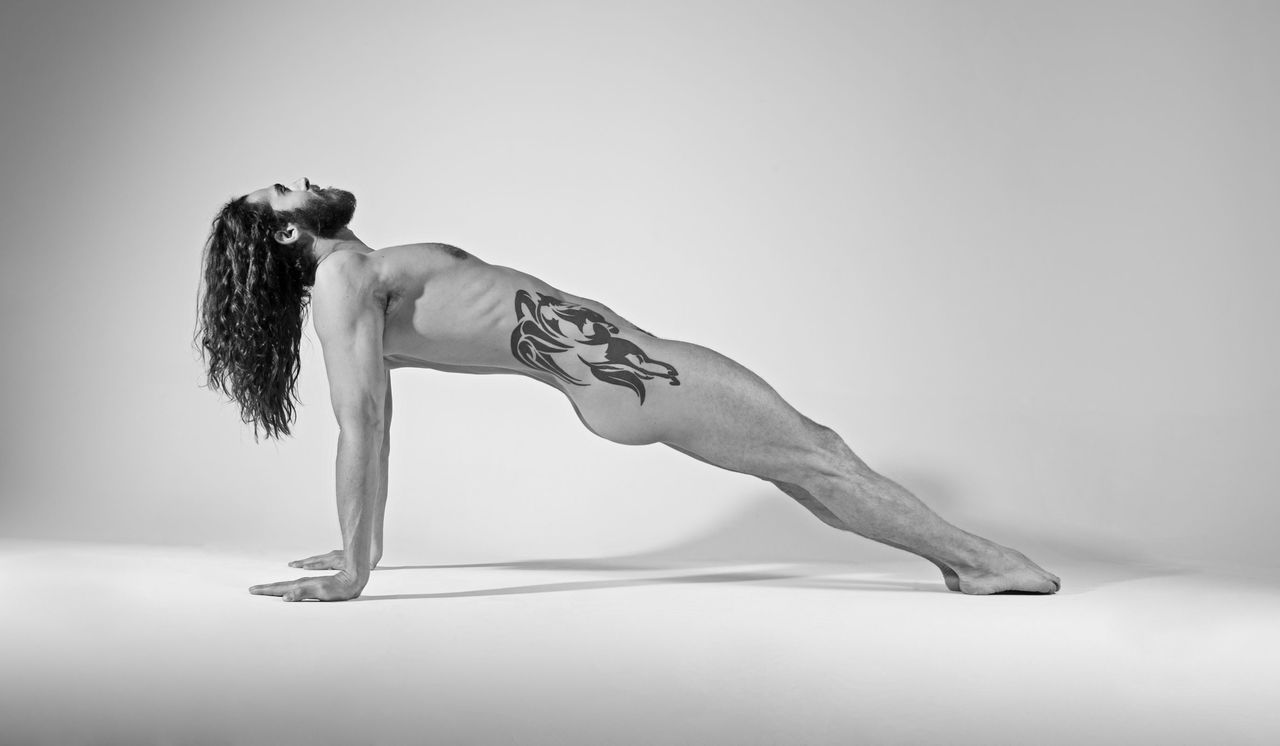Professor de yoga faz ensaio fotográfico totalmente nu Professor de yoga faz ensaio fotográfico totalmente nu