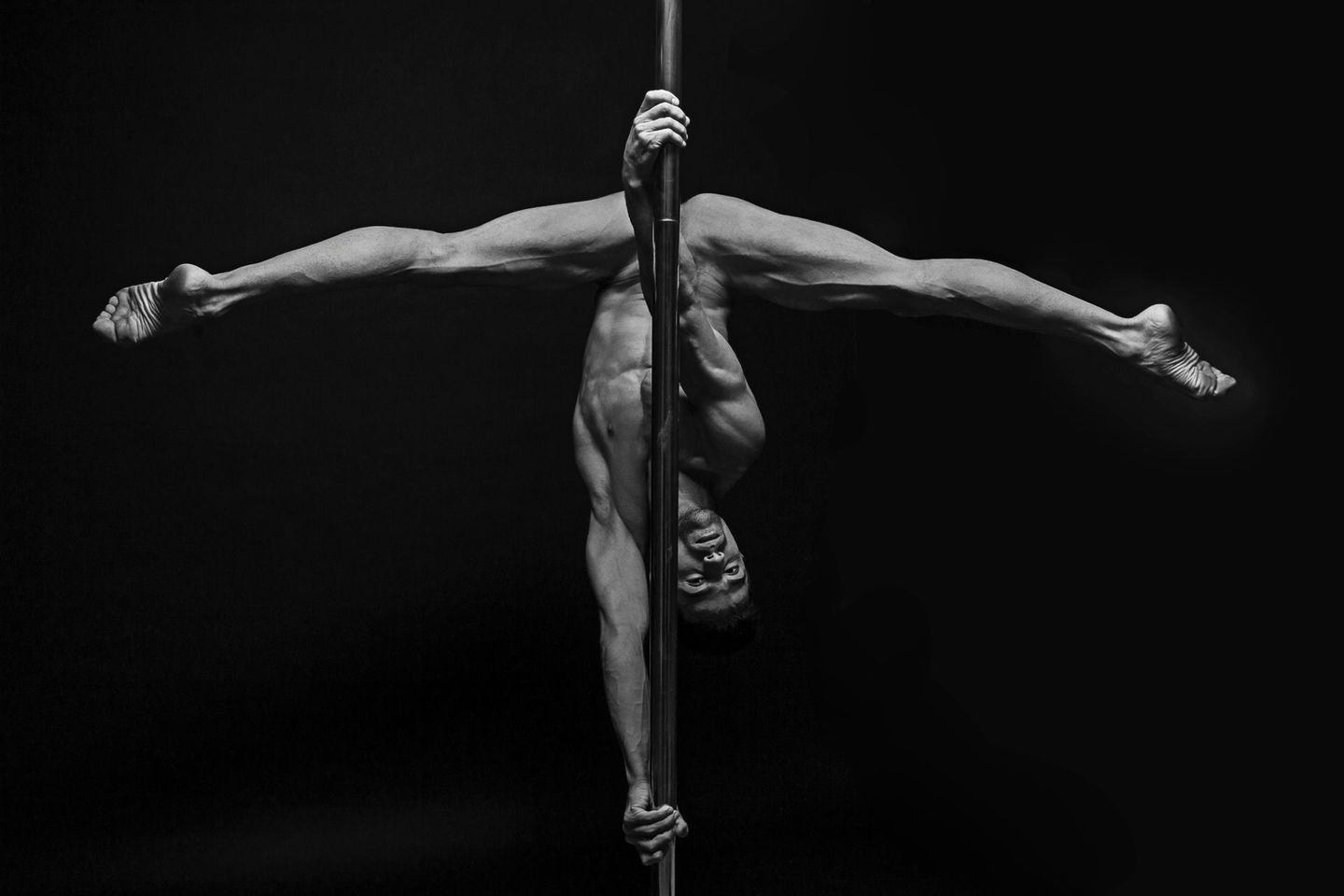 Campeão de Pole Dance mostra sua performance em ensaio fotográfico Campeão de Pole Dance mostra sua performance em ensaio fotográfico
