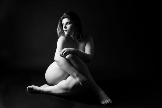 Modelo Plus Size mostra seu talento em ensaio nu artístico Modelo Plus Size mostra seu talento em ensaio nu artístico