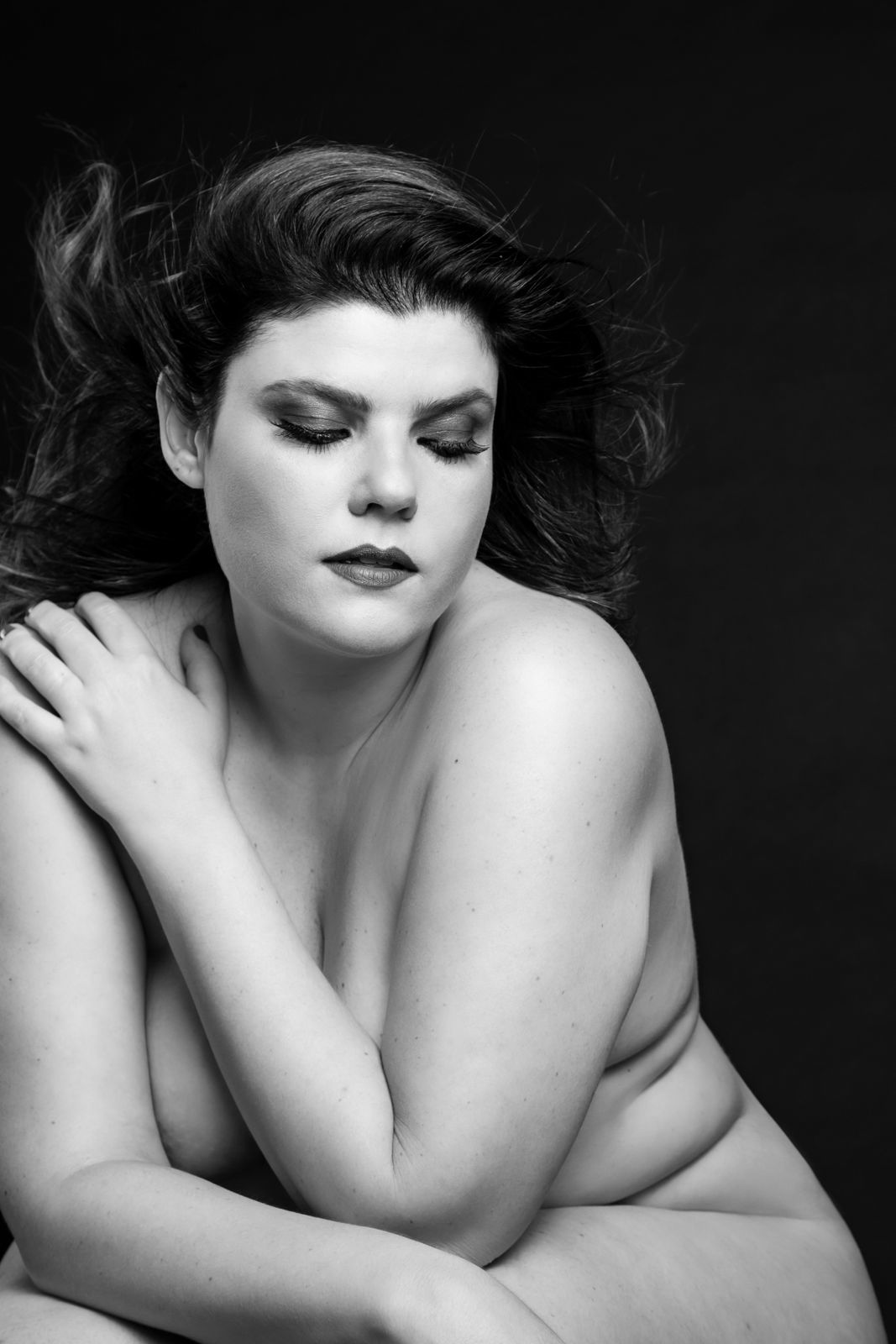 Foto Modelo Plus Size mostra seu talento em ensaio nu artístico Foto Modelo Plus Size mostra seu talento em ensaio nu artístico - Imagem 4