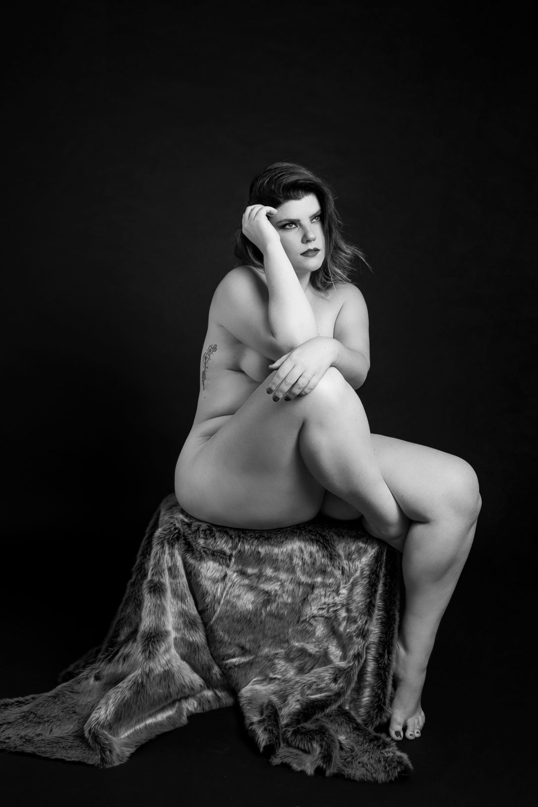 Foto Modelo Plus Size mostra seu talento em ensaio nu artístico Foto Modelo Plus Size mostra seu talento em ensaio nu artístico - Imagem 2