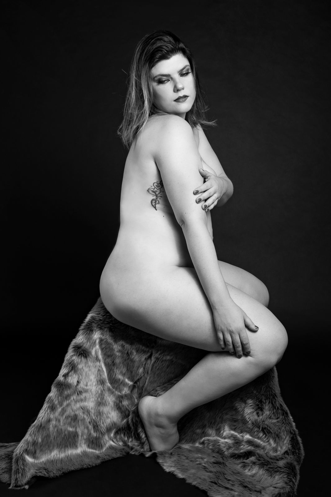 Foto Modelo Plus Size mostra seu talento em ensaio nu artístico Foto Modelo Plus Size mostra seu talento em ensaio nu artístico - Imagem 9