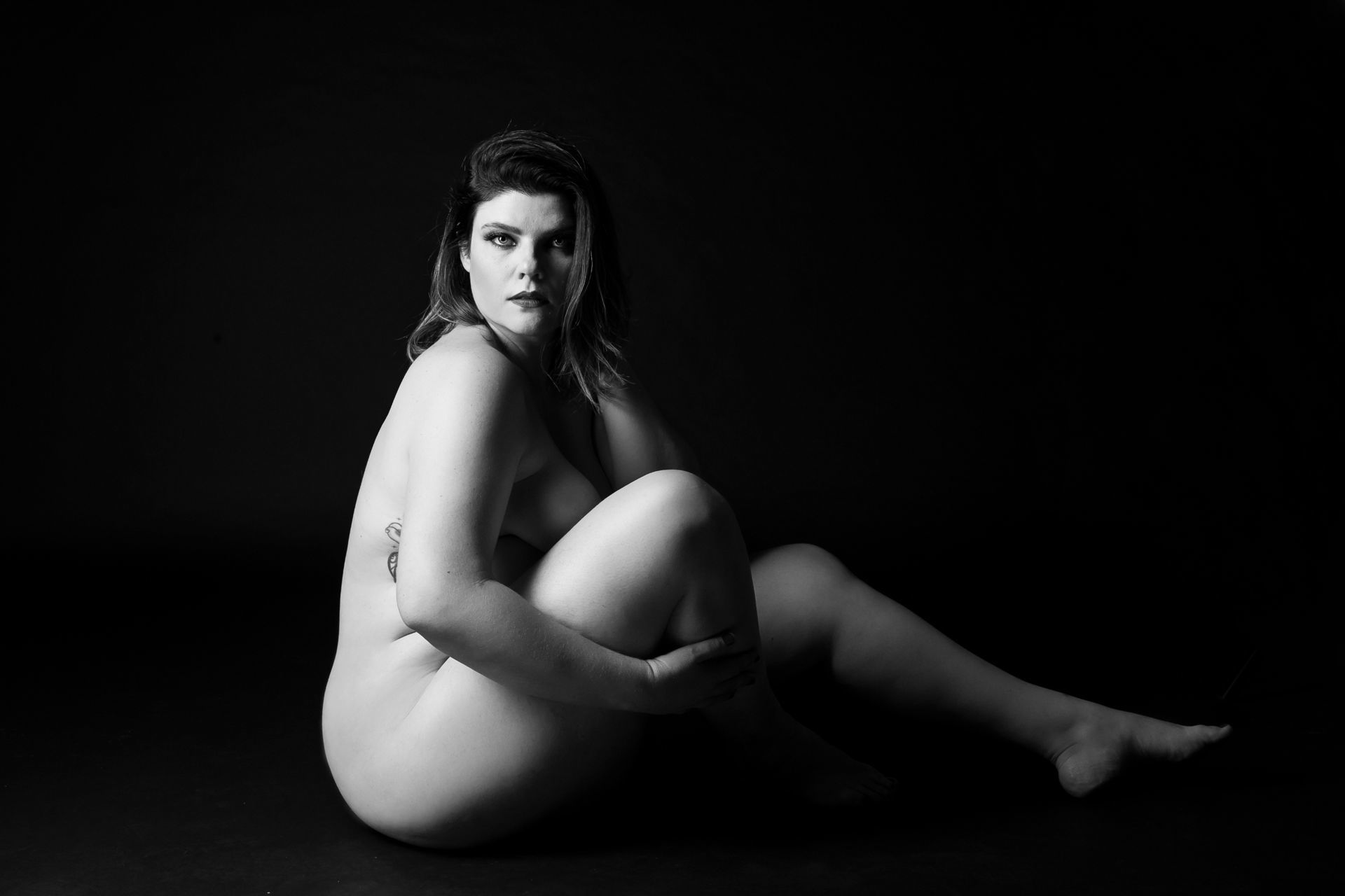 Foto Modelo Plus Size mostra seu talento em ensaio nu artístico Foto Modelo Plus Size mostra seu talento em ensaio nu artístico - Imagem 20